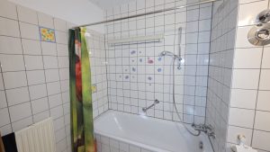 Badezimmer mit Wanne
