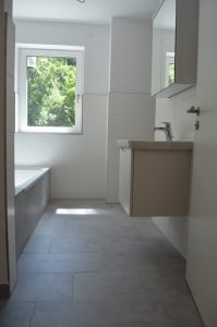 Badezimmer mit Dusche und Wanne