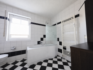 Badezimmer mit Fenster