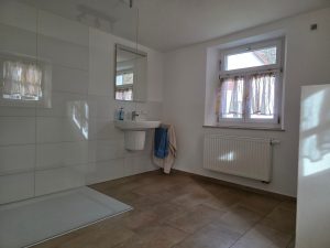 Bad mit Dusche & WC im EG