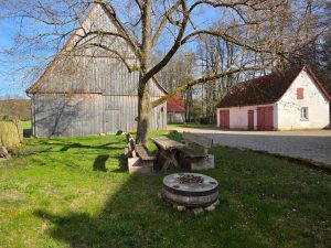 Blick auf Garage und Halle