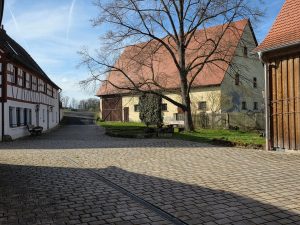 Blick auf Scheune mit Stallung