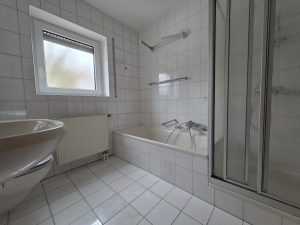 Badezimmer mit Fenster