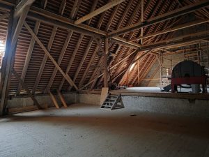 Dachboden von Scheune mit Stallung